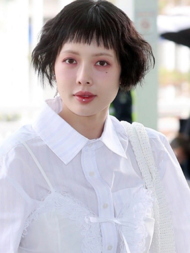 韩国女明星露肩上衣 (韩国女星露肩上衣)