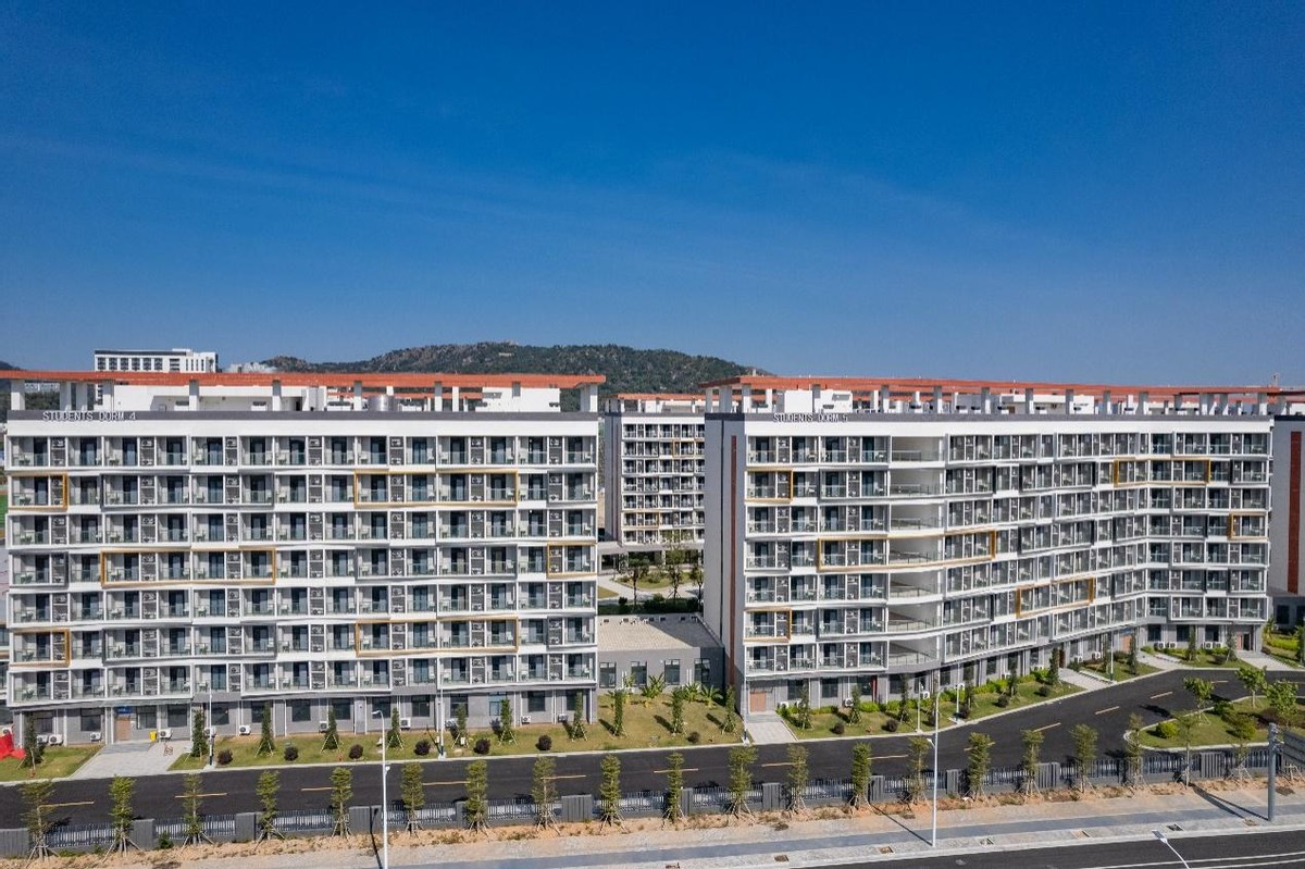 又是“别人家的大学”!“两房一厅”宿舍,“花园楼阁”餐厅!