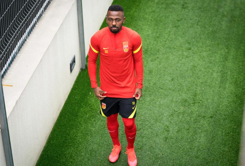 给逼的？归化国脚27岁摆烂有理：李铁+高层都不职业，卡帅曾开喷