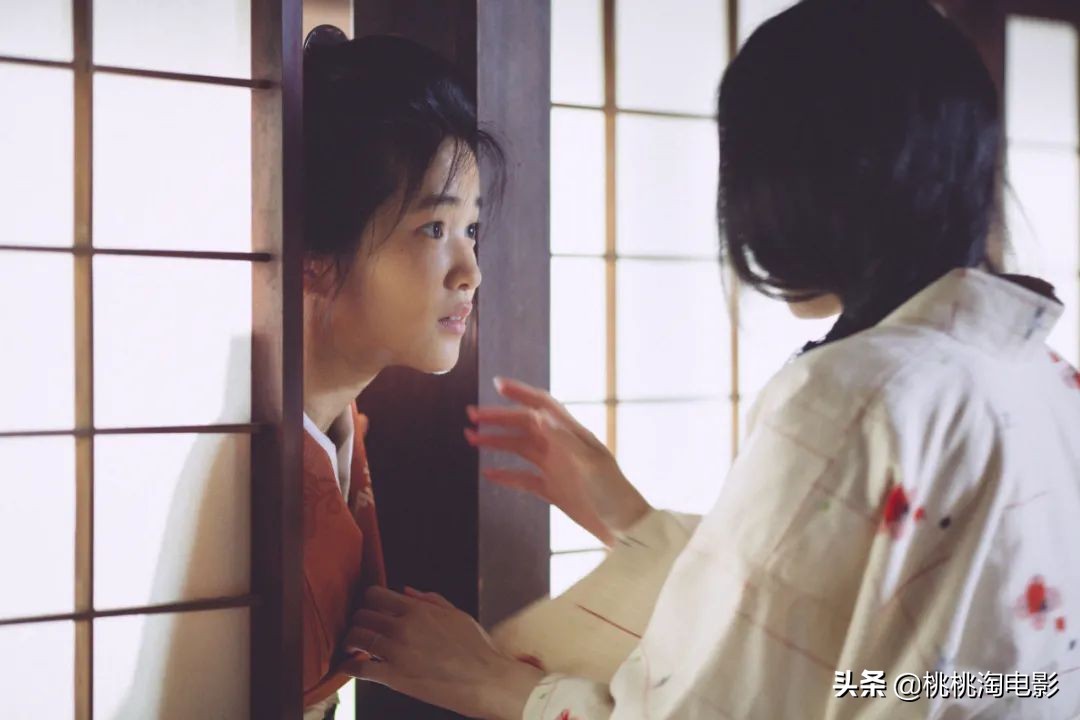 金泰梨新剧穿搭图片,金泰梨白色连衣裙写真