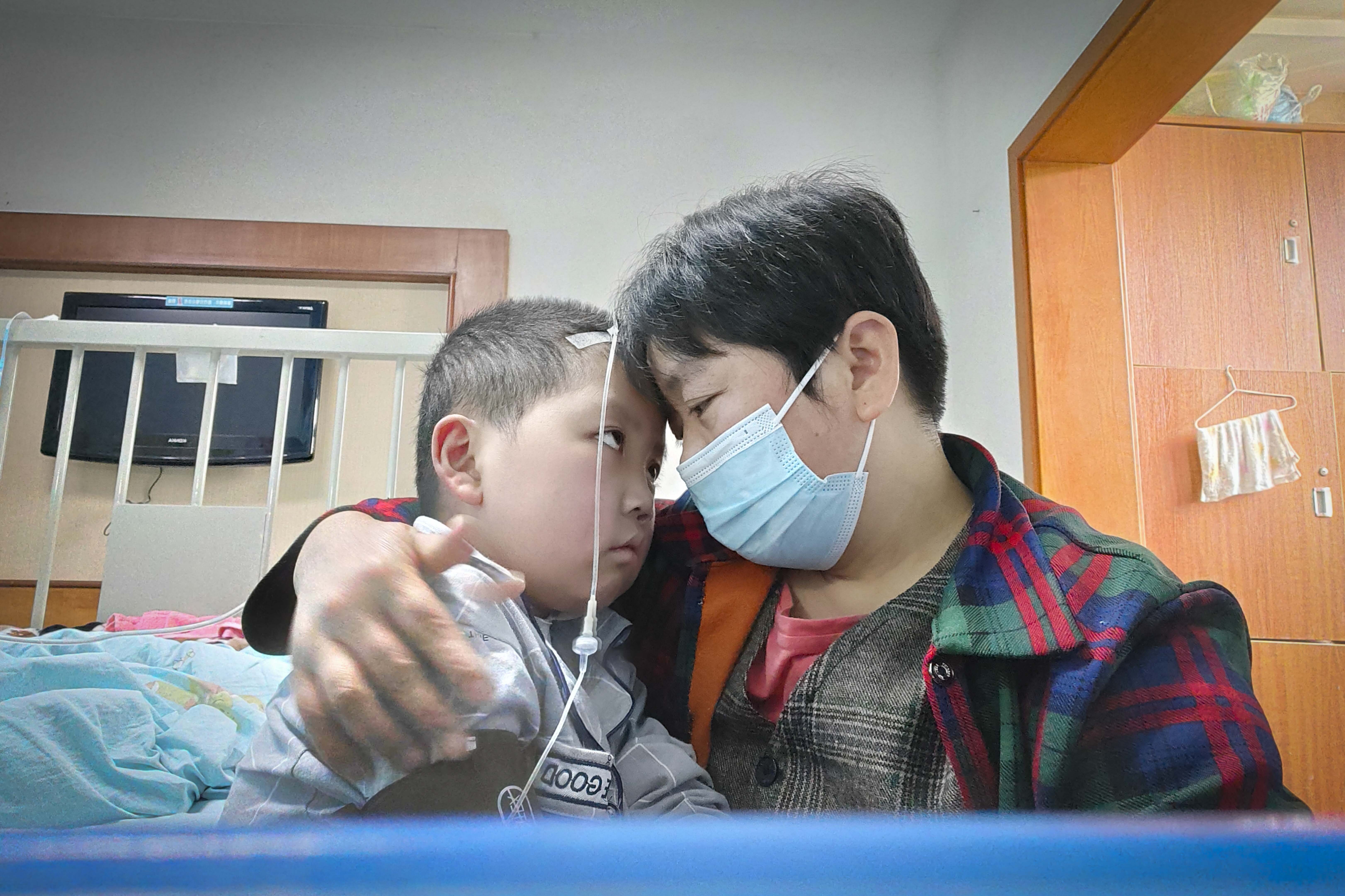 小男孩得了怪病肚子又大又圆,男孩患罕见病肚子大