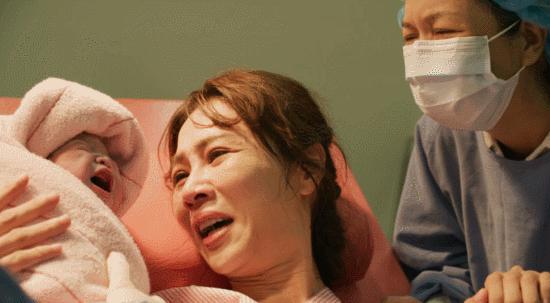 上台领奖被观众嫌弃的女明星,女星领奖时台下另外一个女星撇嘴