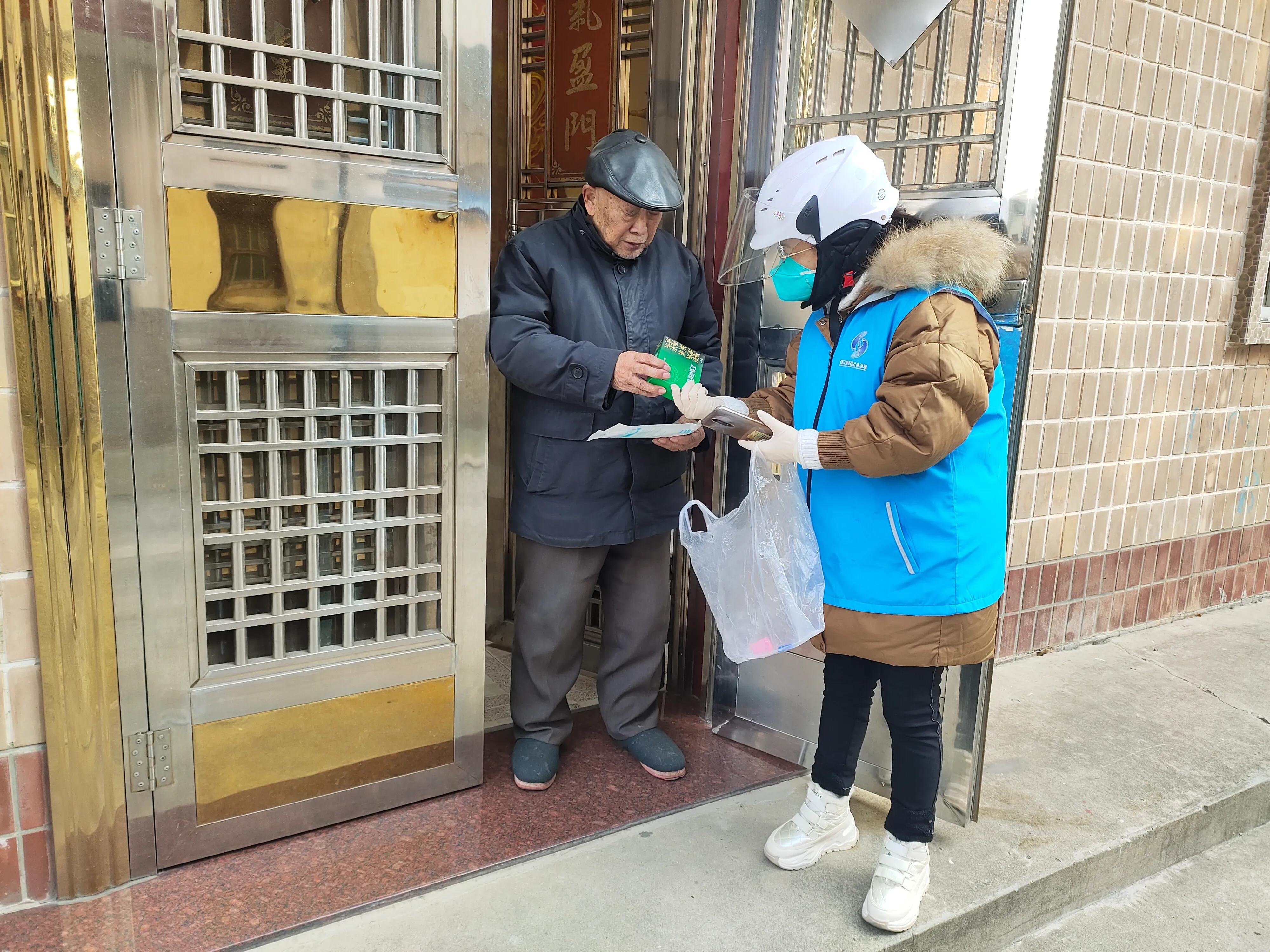 社区网格员用行动传递正能量,党员志愿者队伍传递社区正能量