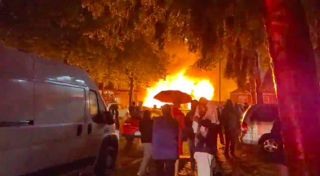 天车站公然扒衣、殴打女孩，温哥华警察摊上事儿了