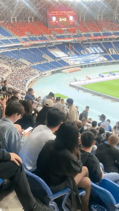 泰山客场女球迷被围堵,泰山天津女球迷