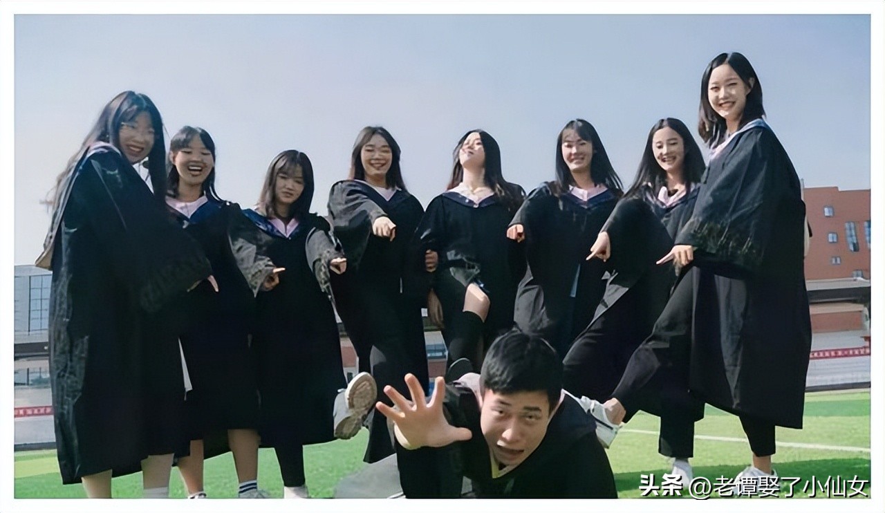 为什么现在大专毕业生都穿学士服,专科学校毕业生有穿学士服吗