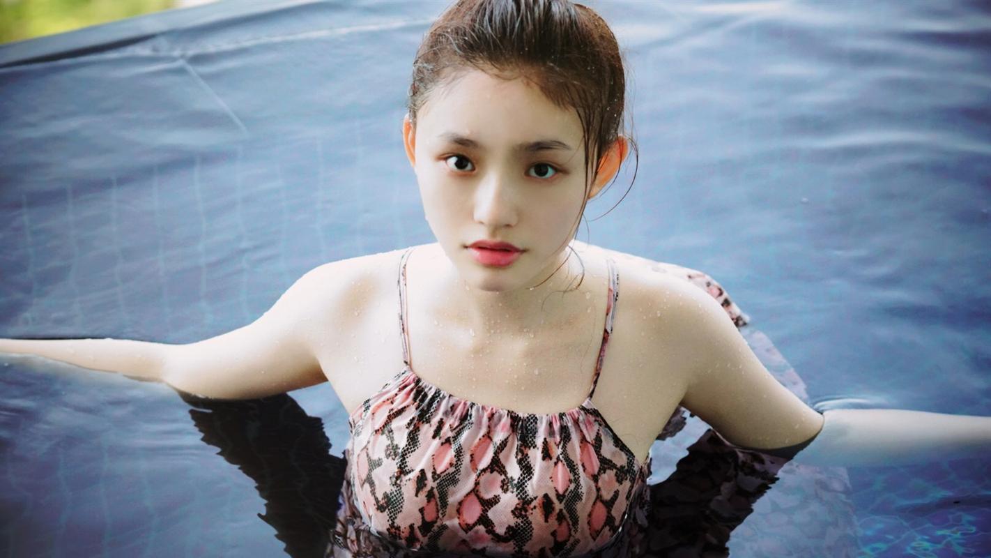 最受宠的“星女郎”：18岁出道爆红，乱认“亲妈”，黑历史无数？