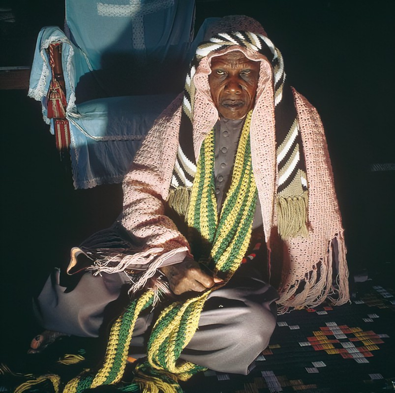 2016年，那个被白人美女喂水喝的2岁非洲小男孩，后来怎么样了？