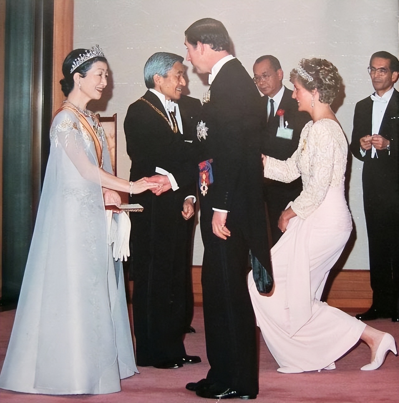 英国王室向西班牙王后行屈膝礼,英国王室的屈膝礼