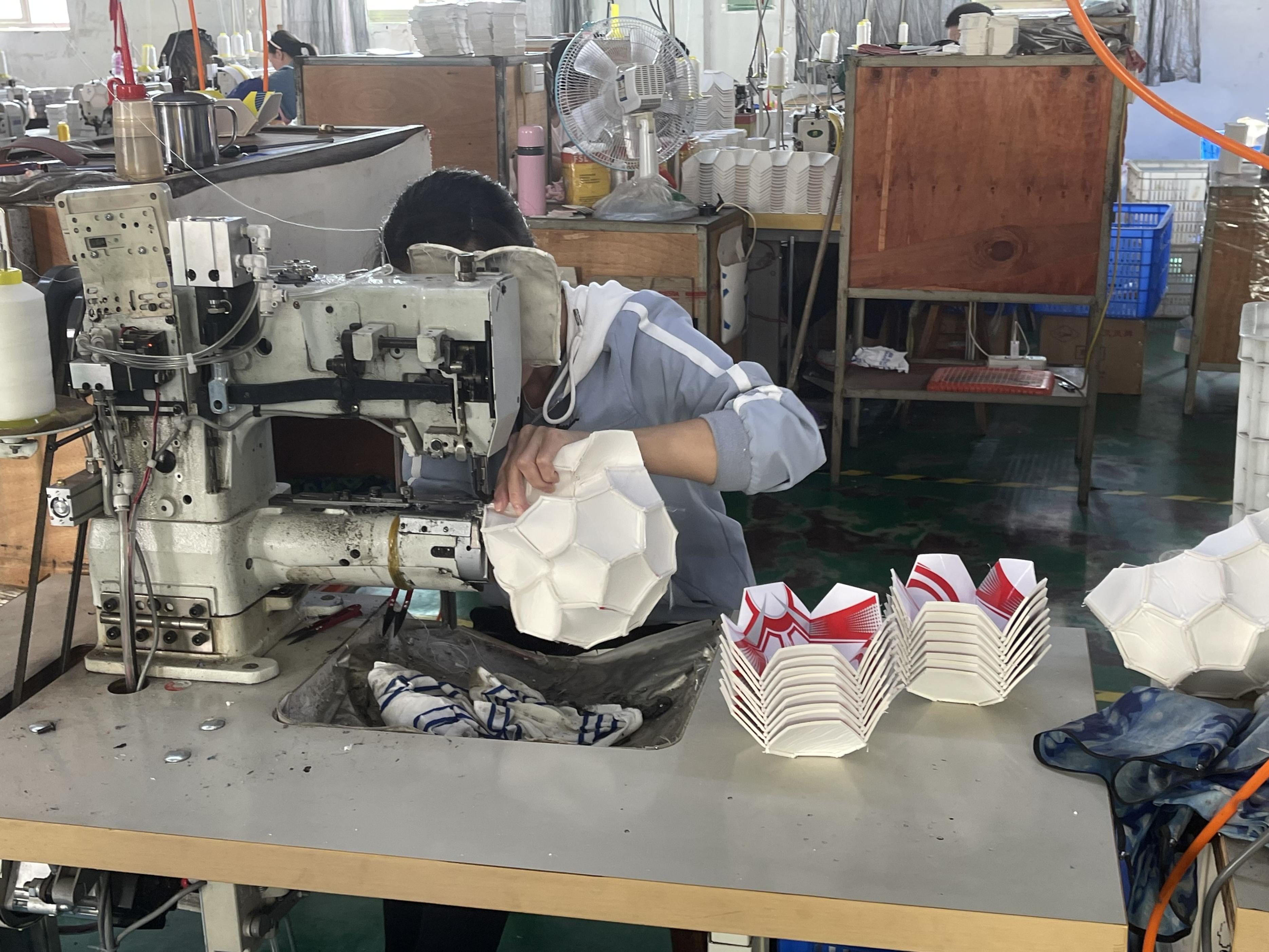 实探｜50天赶工10万个足球，义乌制造“踢进”世界杯