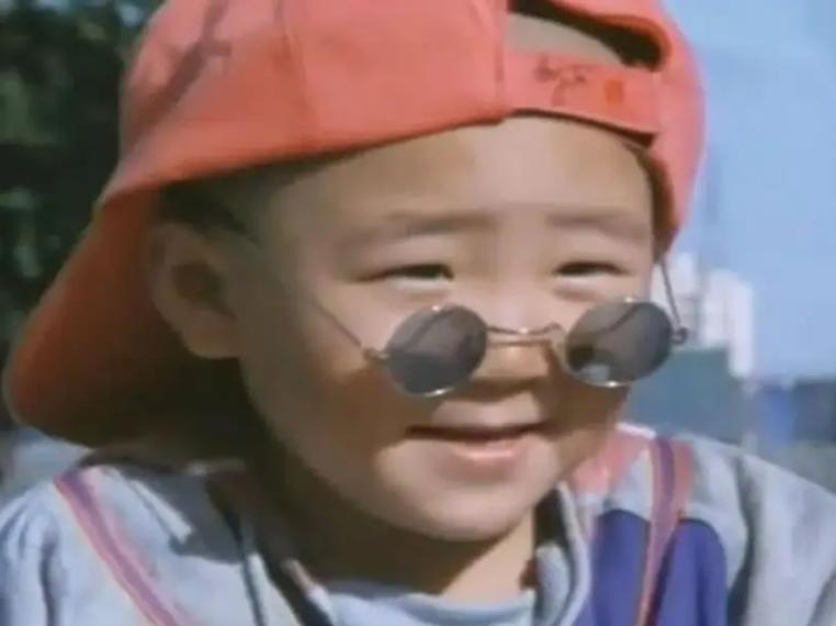 童星4岁身价千万成年街头打工,郝邵文现状曝光