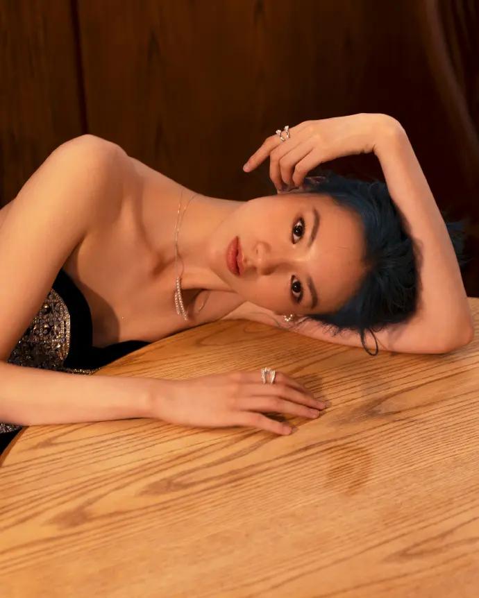 27岁新秀太大胆！穿爱心“肚兜”皮肤白皙，背绑蝴蝶结显好身材