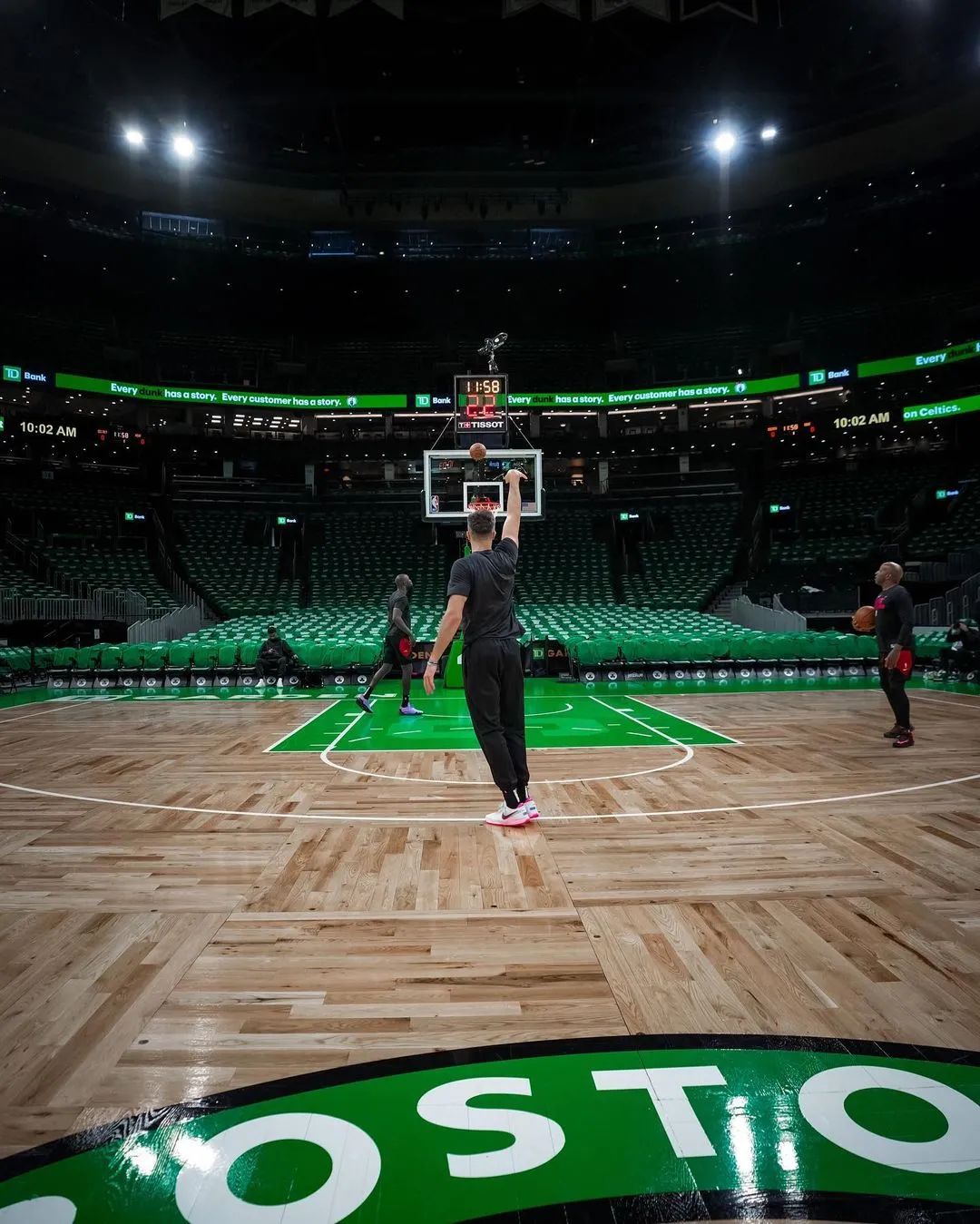 场均24分后卫报销，老大伤停！逼疯无数人的球队文化反而救了他们