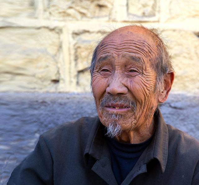 为什么老人身上有一股怪味？50岁后尽量远离4种习惯，或老了没味