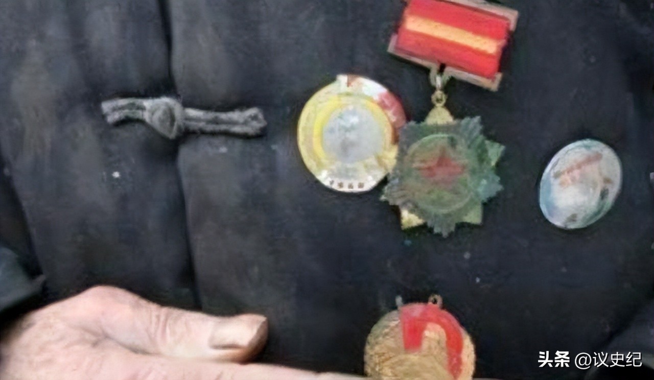 78岁老人被儿媳赶出家门，真实身份暴露后，政府直接送来30万津贴