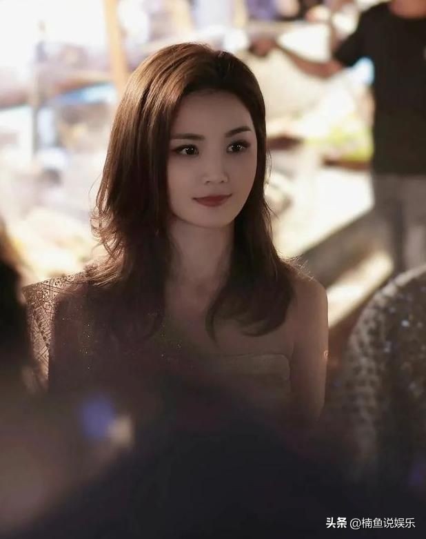 梅西单手高举世界杯奖杯,阿sa签名照片