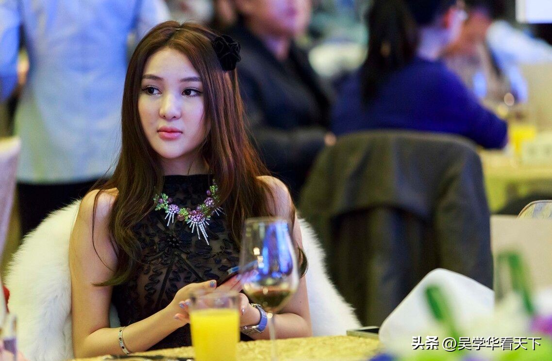 红十字会工作人员穿3万元的衣服,红十字会工作人员穿奢侈品衣服