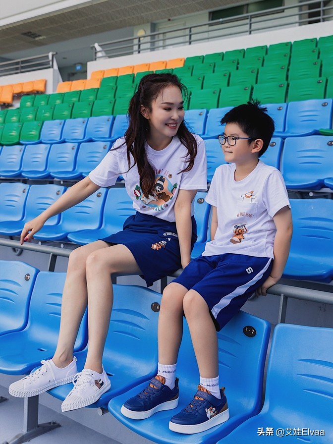 范文芳母子逛足球场,穿亲子装手拉手像情侣,8岁儿子五官像学霸
