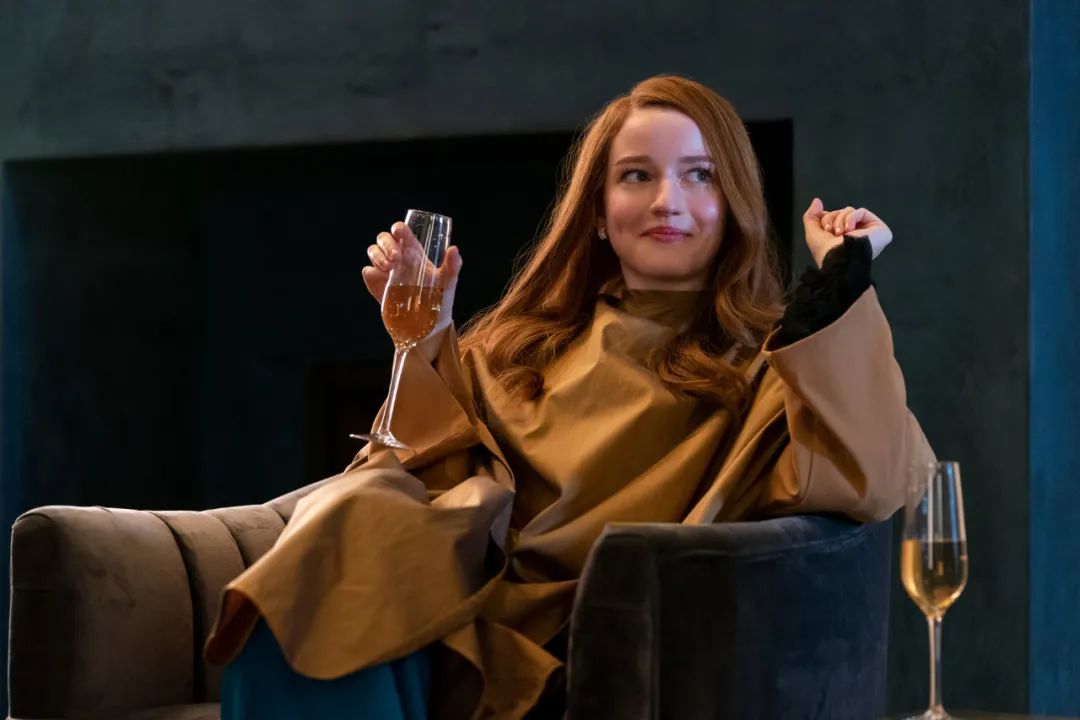 她穿高仿，偷文凭，撒谎无数终成上等人，但谁有资格说她虚荣？