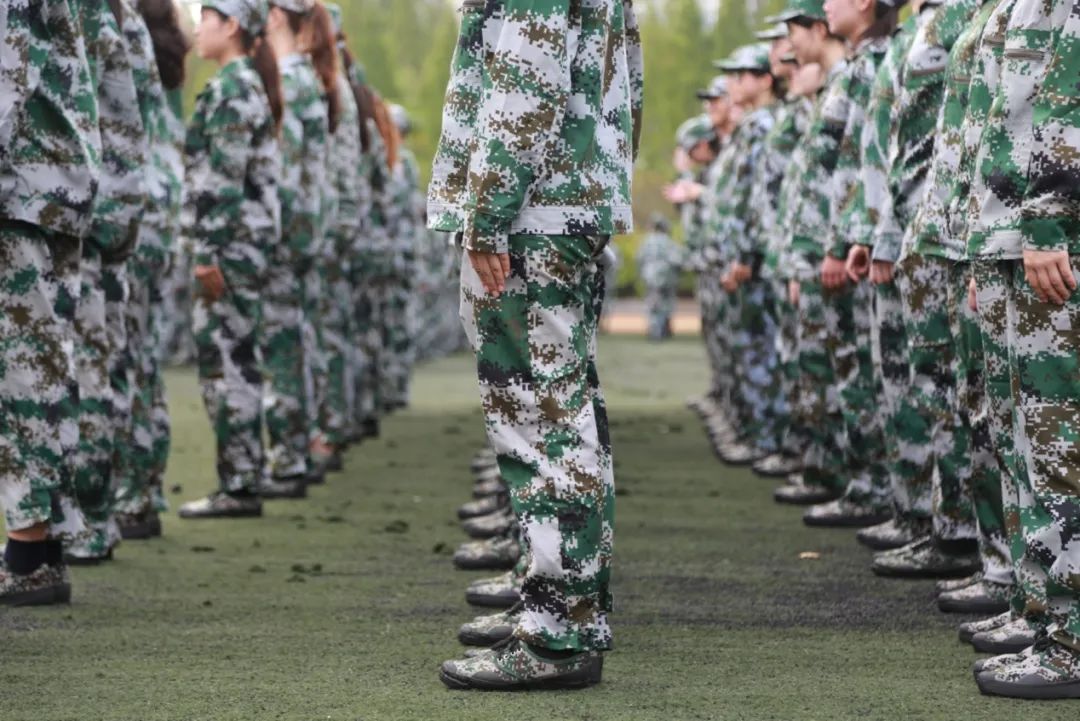 军训英姿飒爽的背后是汗水换来的,军训用汗水向青春致敬
