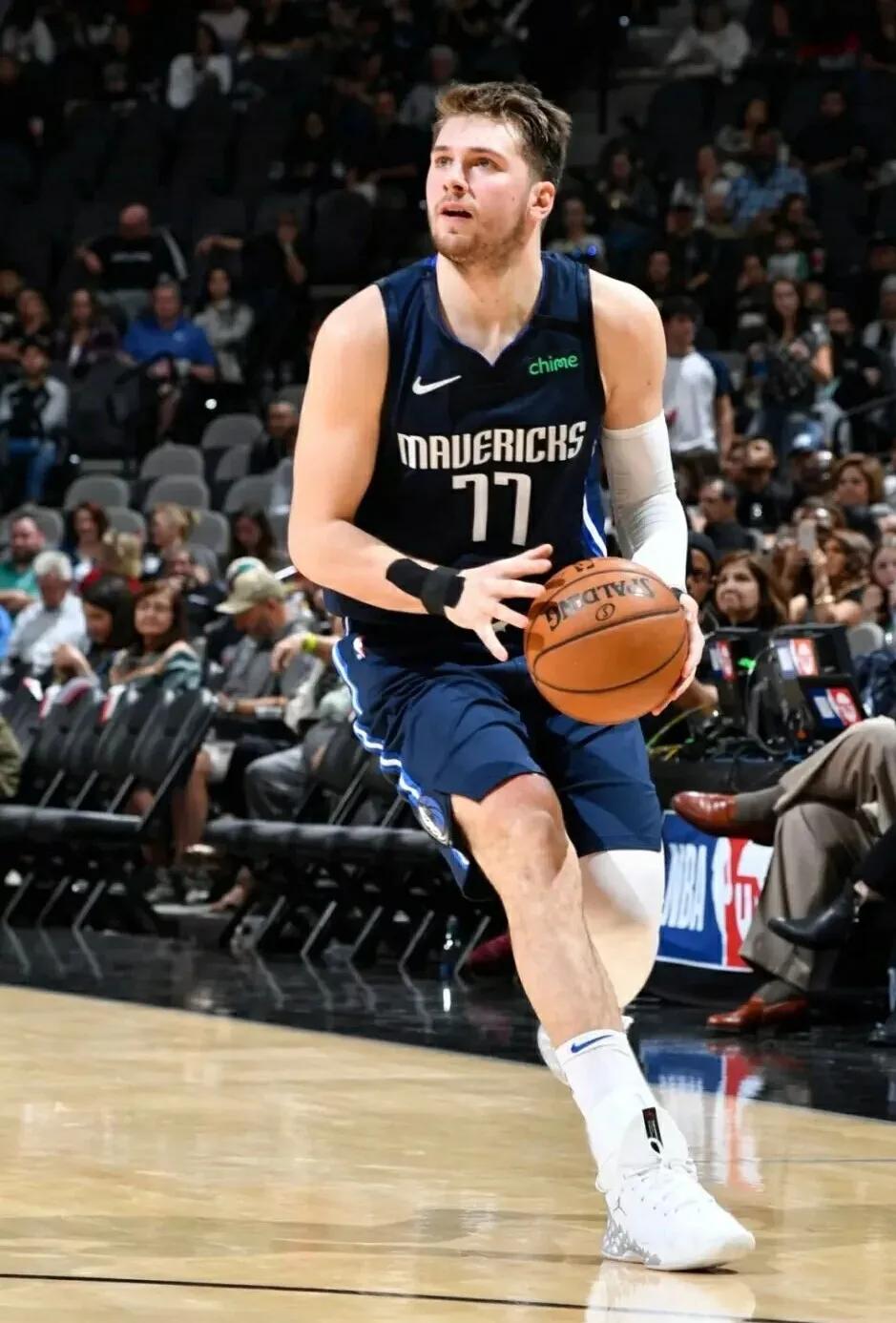 欧文拿掉佳得乐,欧文谈东契奇要攻守一体