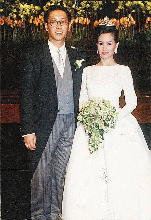 李嘉欣是如何嫁入豪门的 (李嘉欣有多不择手段嫁豪门)