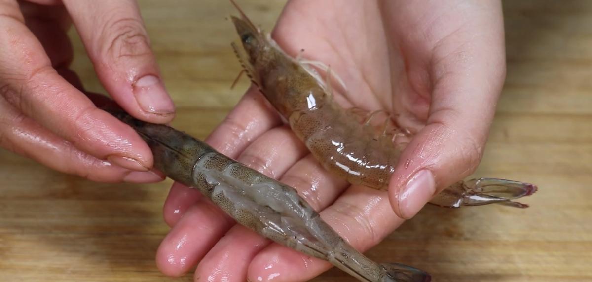 去除虾线不去头的最快方法,牙签去虾线快又干净