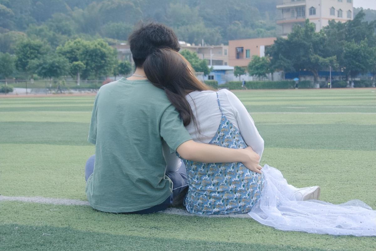 美发店里的“女摸特”，男子理发还能摸腿，兴奋充值12万后被拉黑