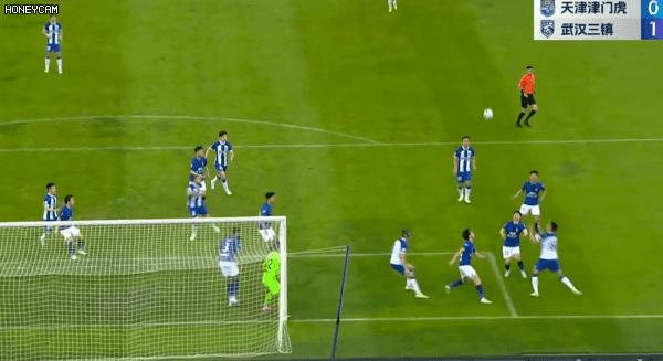 中超天津津门虎队对阵武汉三镇队,中国足球职业联赛在路上