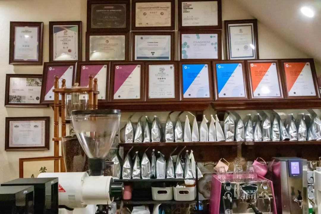 在这座充满松弛感的城市里，喝了两天咖啡