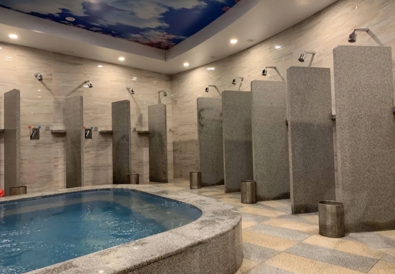 00后大学生寒假搓澡工,为挣旅游费大学生当搓澡工