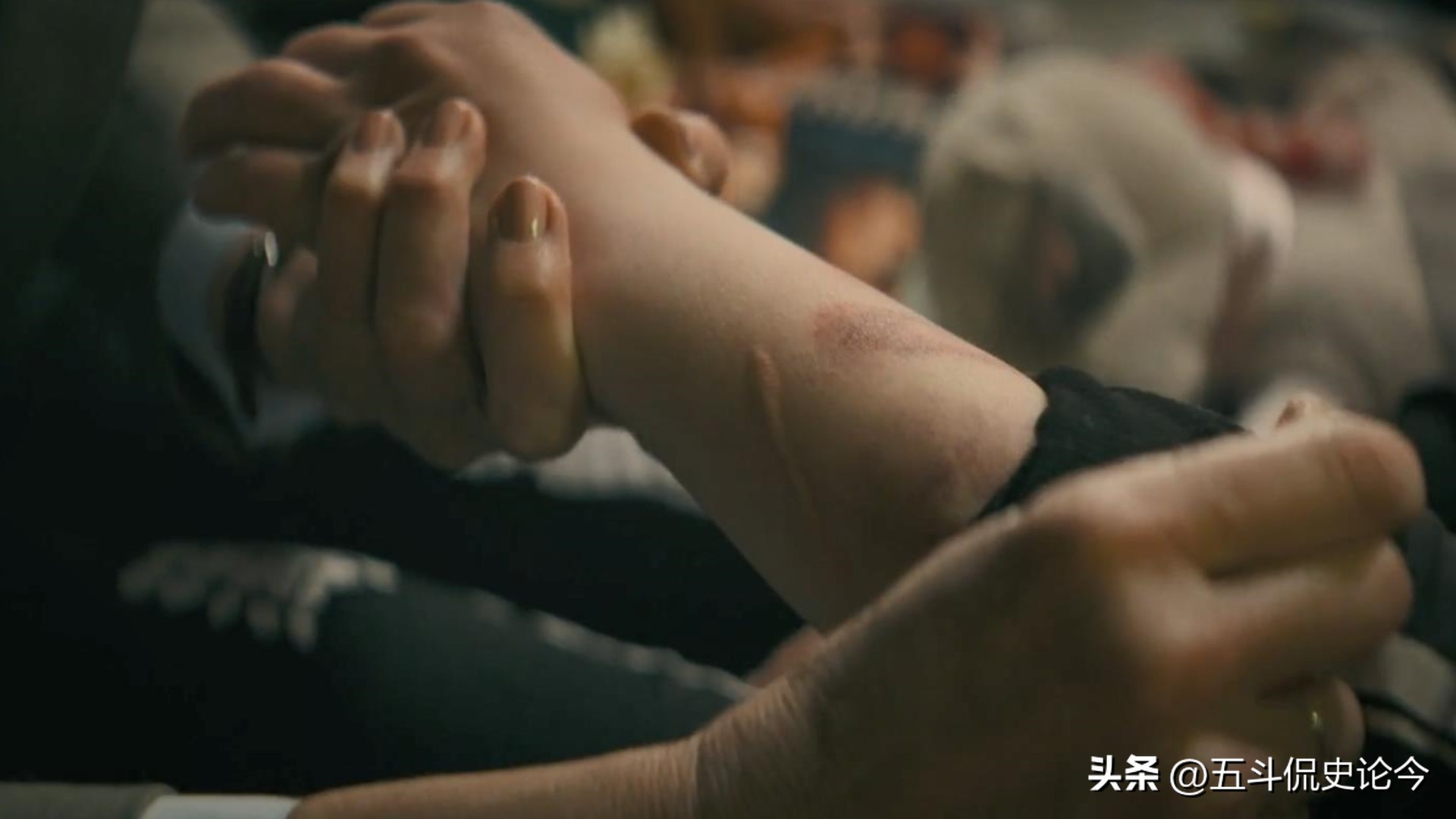 西班牙悬疑电影老太太,西班牙驱魔电影有女巫拿水晶球的