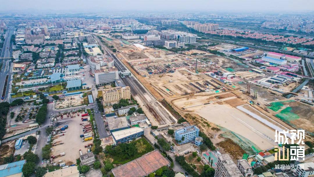 汕头站东侧出现一个很深的“大坑”？