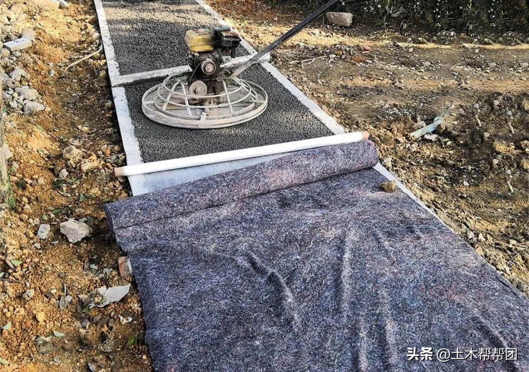 透水混凝土冬季施工地面需浇水吗,透水混凝土施工流程注意事项