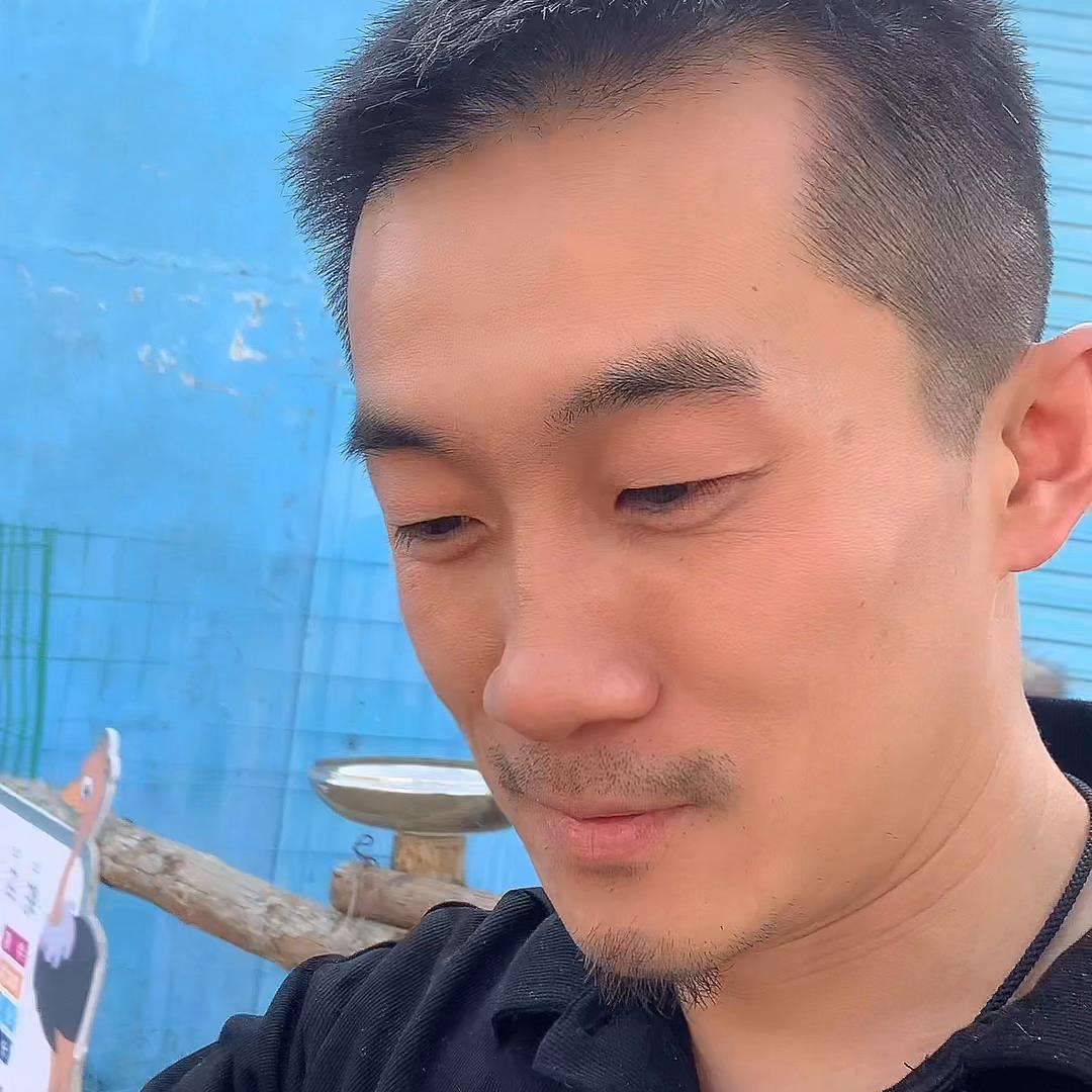 蜜袋鼯刚接到家该怎么上手？太可怕了，我被蜜袋鼯咬惨了，...