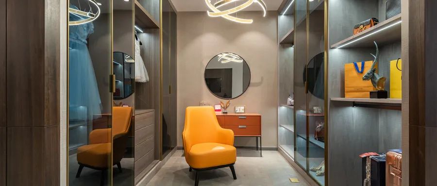 每一扇门都有许多传说,每一面锦旗背后都有一个感人故事