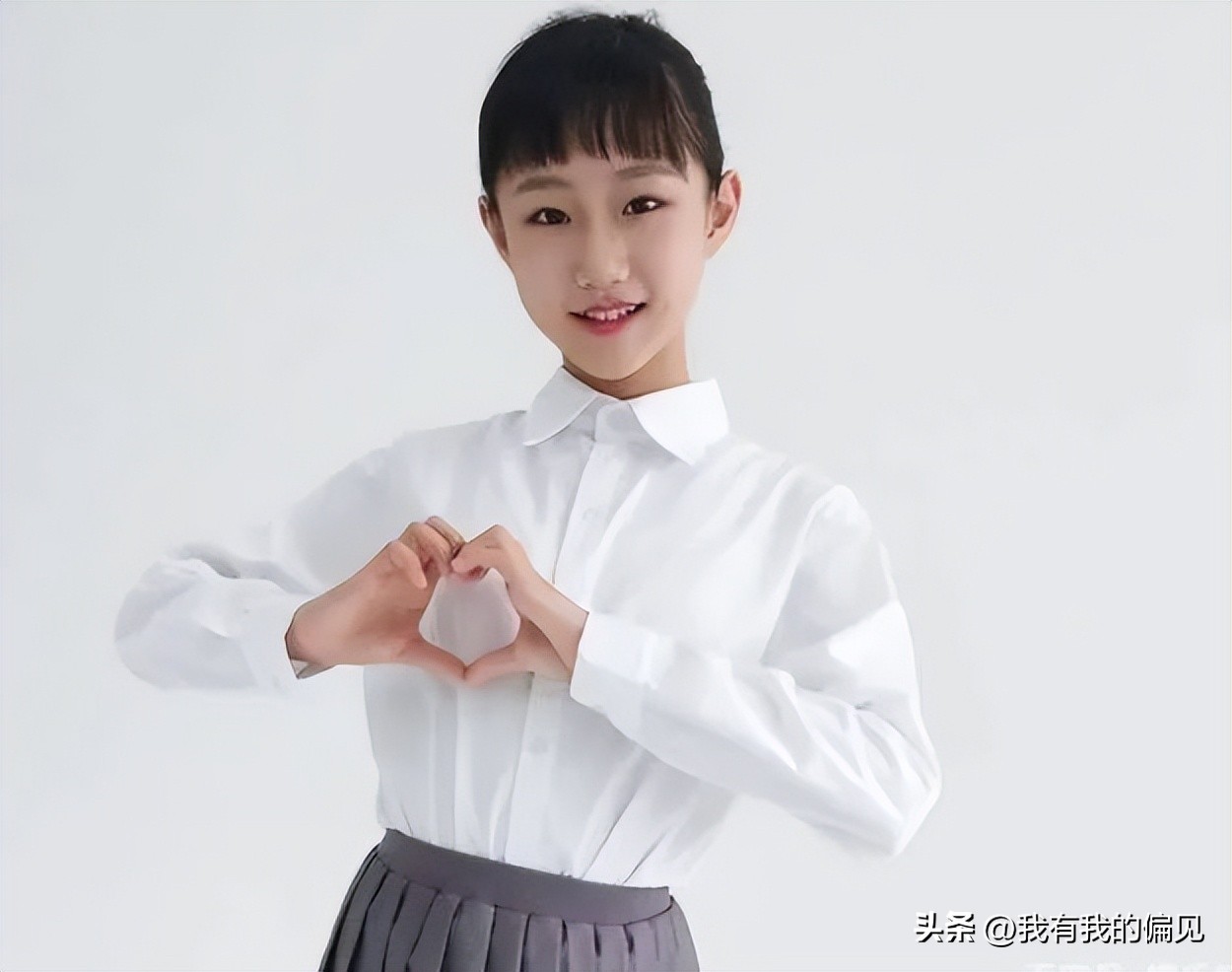 小孩骂人被扇耳光校园暴力,校园暴力女孩被扇耳光让跪下道歉