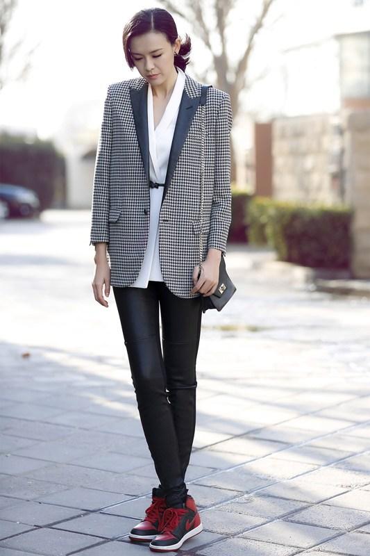 李艾穿蓝色衣服,李艾和老公甜蜜现身机场