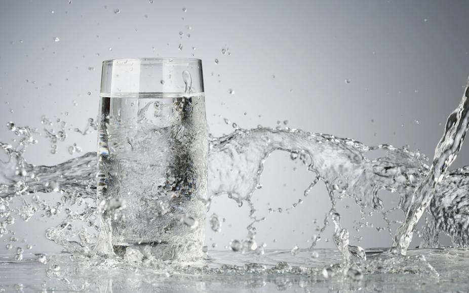 起床喝一大杯水对身体好不好,喝白开水喝多少会加重肾脏负担