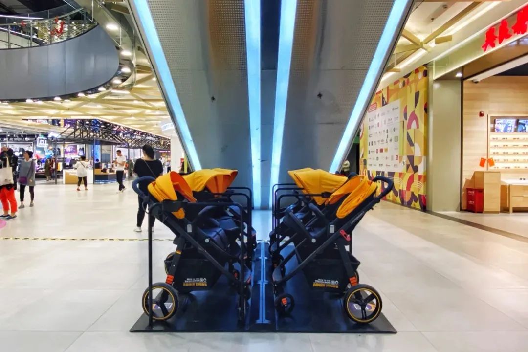 购物中心电梯两边手扶梯陈列 (购物中心顶楼业态规划)