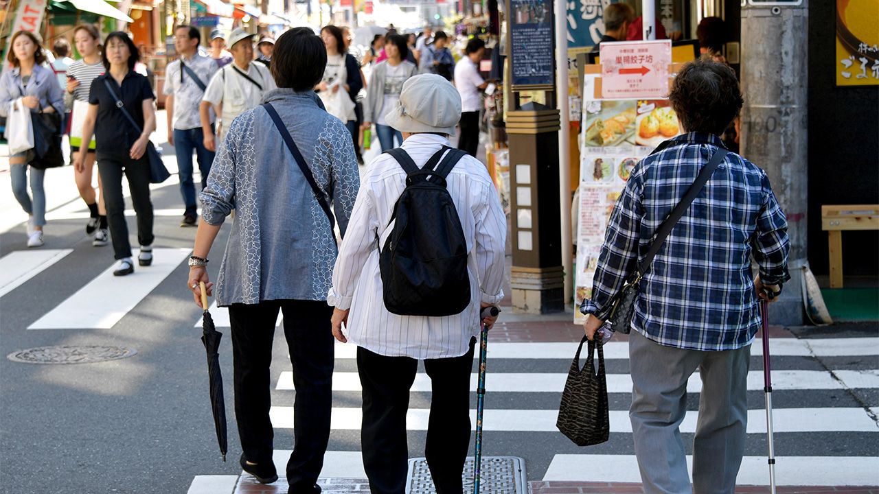 挤满70岁老人的，又何止是日本的色情业