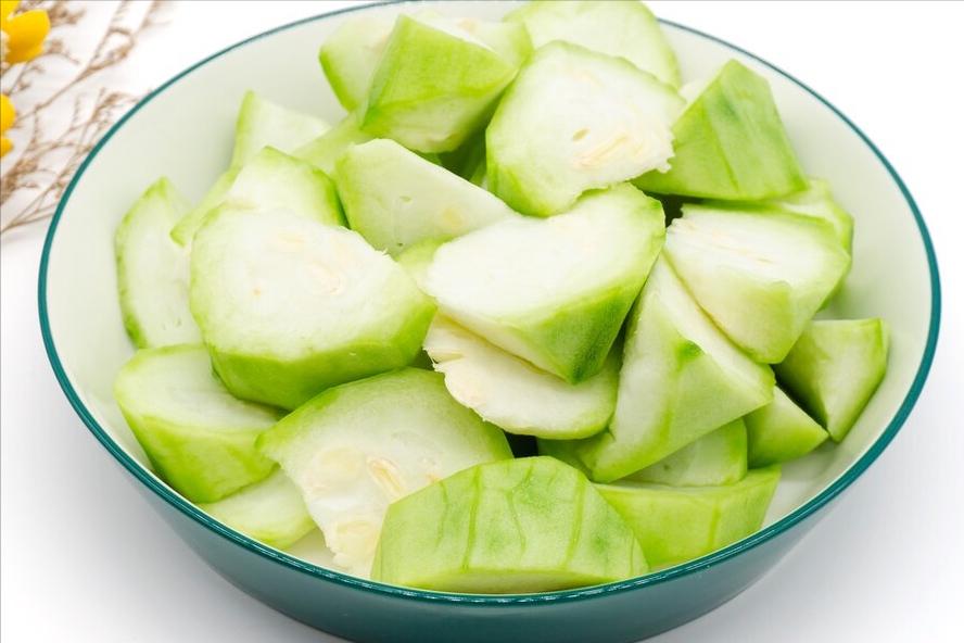 炒丝瓜总是水水的？大厨教你1招，丝瓜嫩滑又入味，不发黑不出水