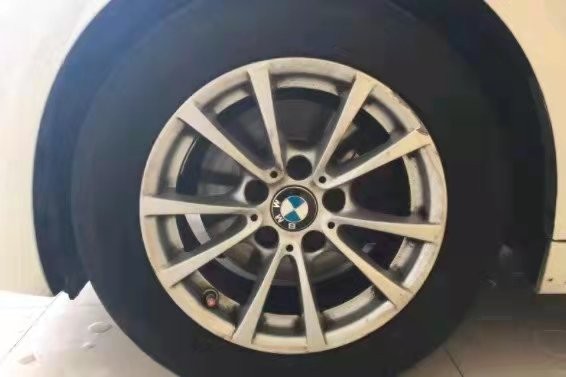 宝马原厂胎是什么品牌的,宝马换胎要换一样的吗