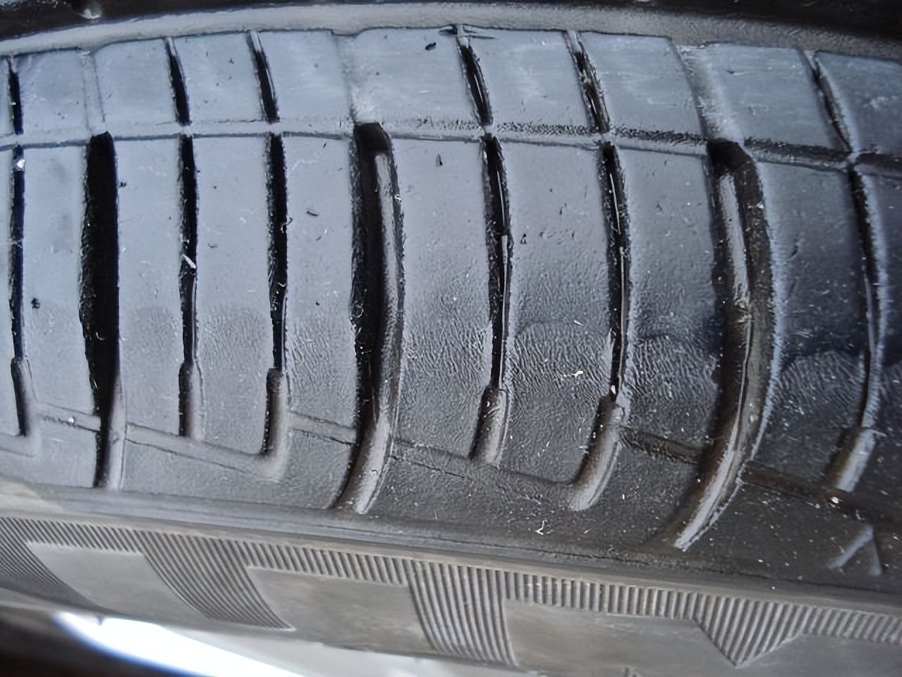 汽车轮胎多少里程更换,汽车轮胎更换是按年限还是公里数