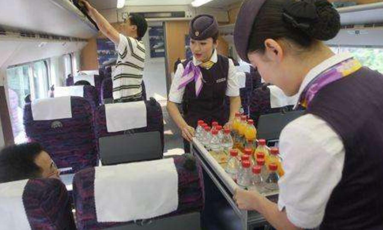 火车上有上千乘客，为何卖不掉几十份盒饭？内行人道明真相