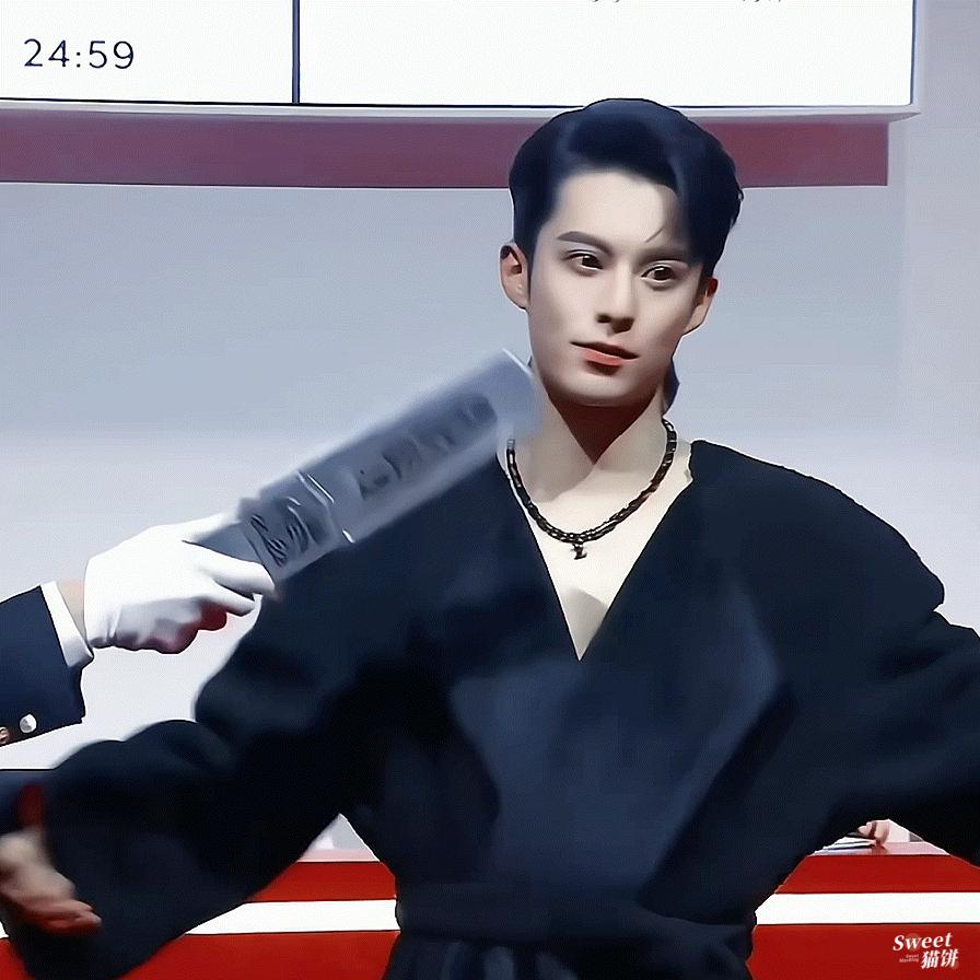 张嘉倪黑裙和网红同框,张嘉倪风波后首晒美照