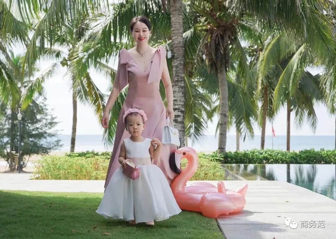 孟晚舟紫色连衣裙,孟晚舟蓝色连衣裙