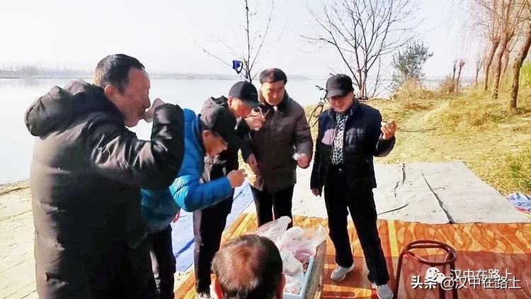 冬泳爱好者低温中畅游泳,冬泳爱好者激情畅游越冷越泳