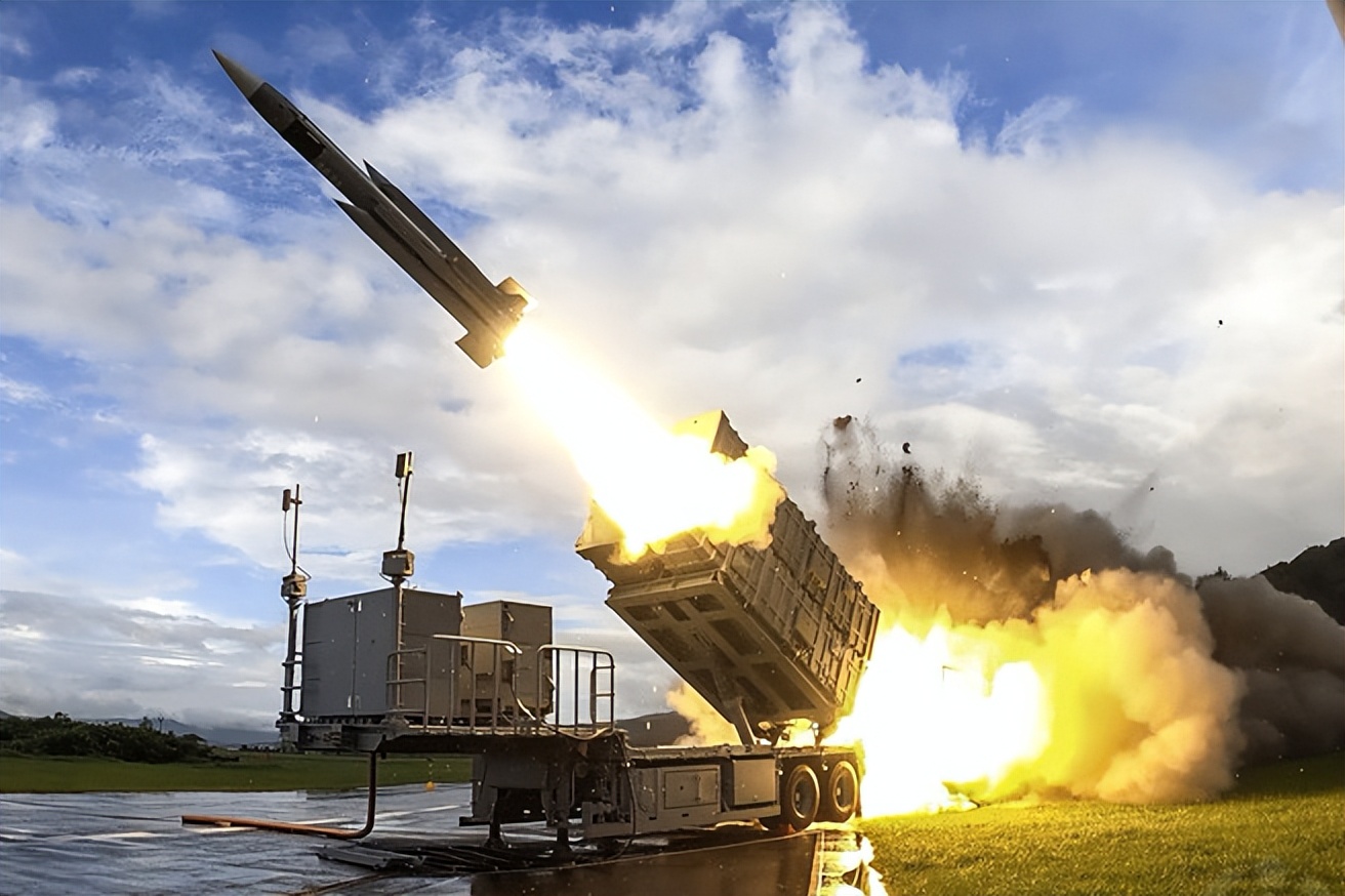 山东舰过台湾海峡有多少军舰护航,山东舰过台湾海峡环球网