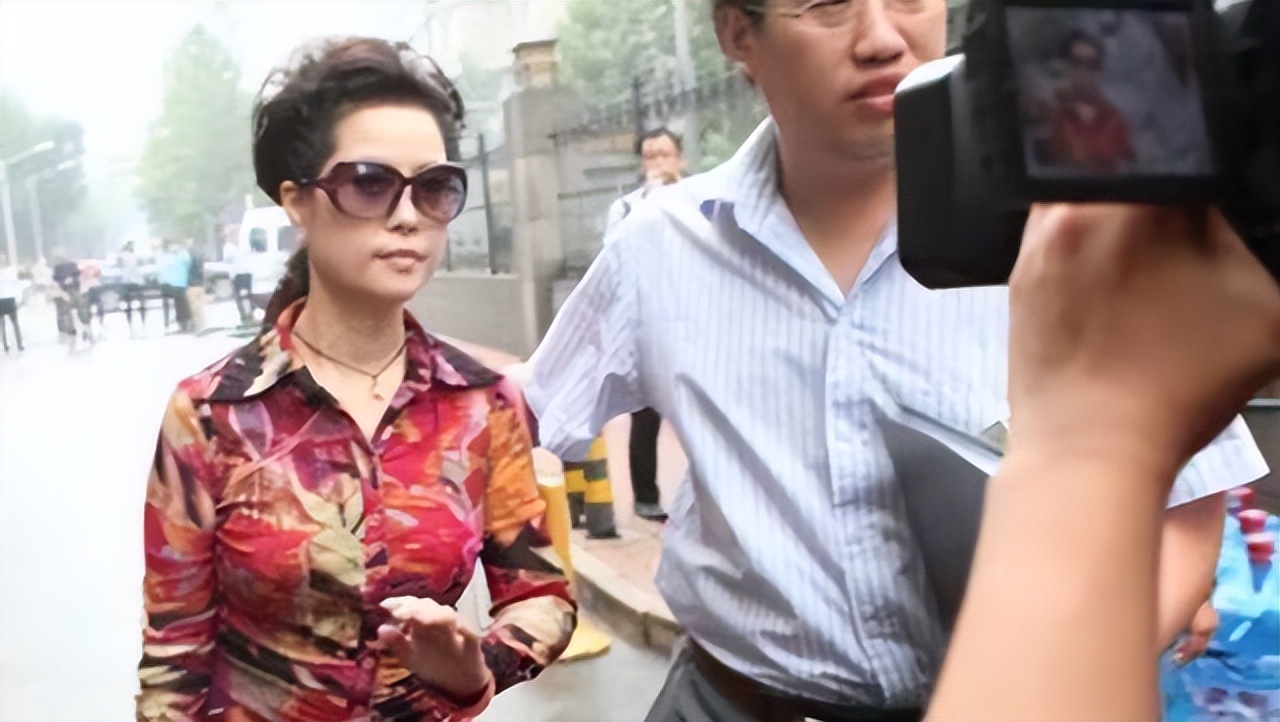 李双江拿三万退休金是真的吗,李双江夫妇一年挣多少钱